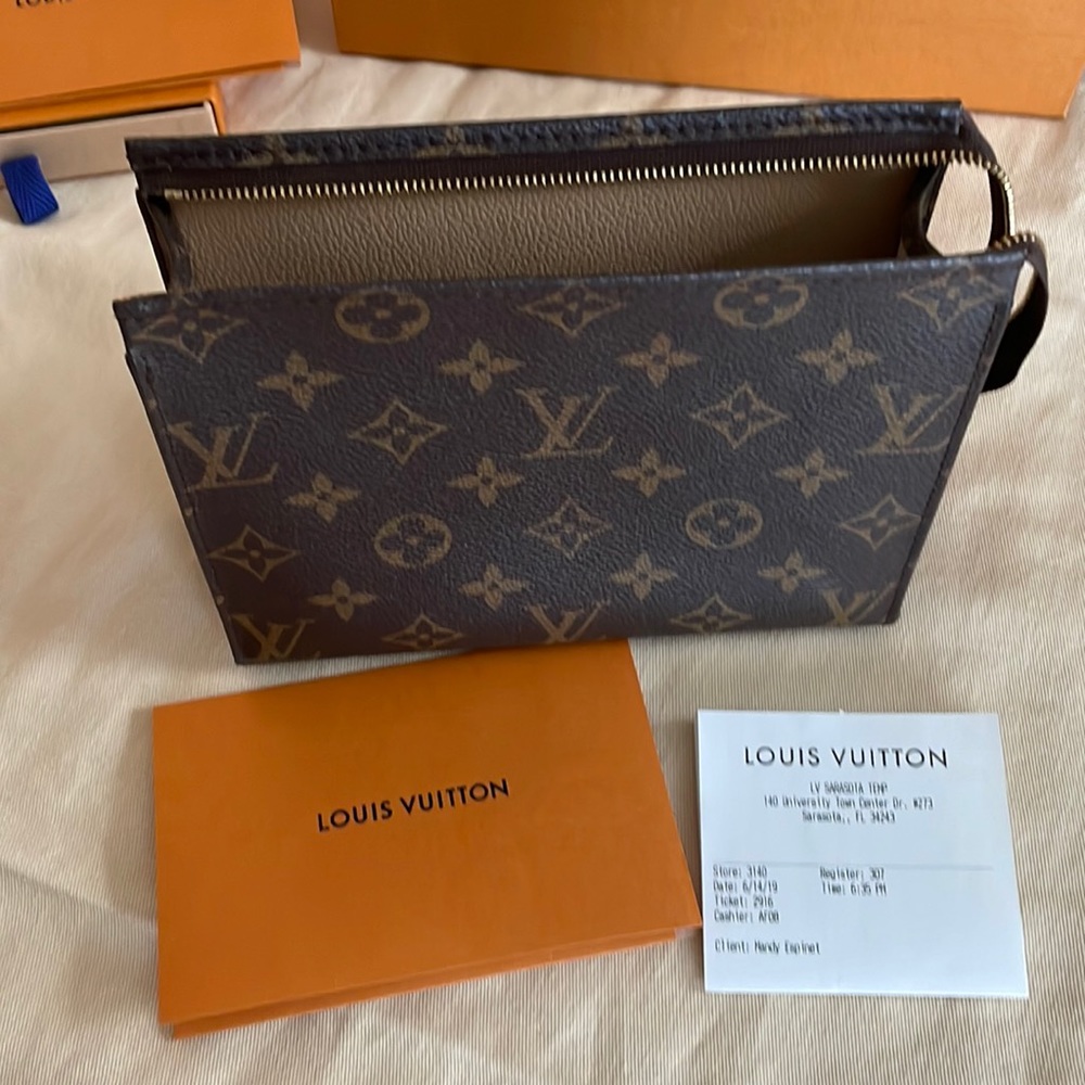 Authentic Louis Vuitton Toiletry 19